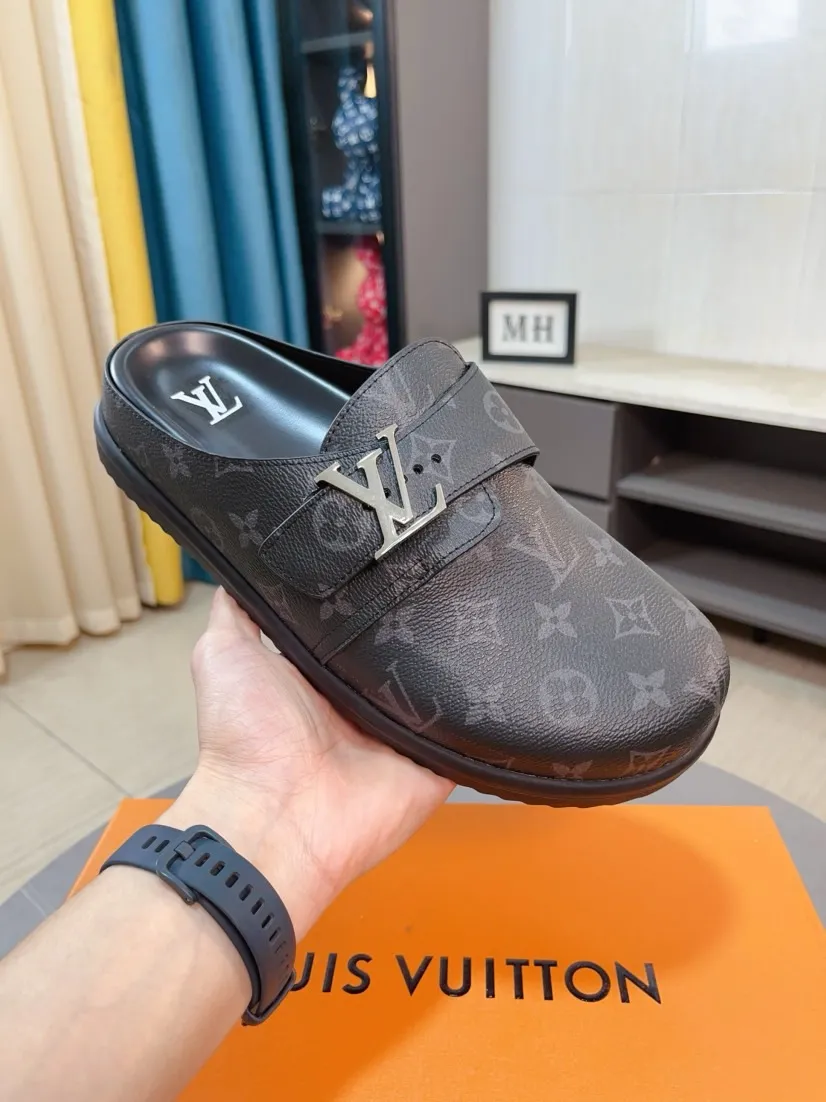 Men's Men's Shoes 💰400🌸🌸🌸🌸LV Easy 2025 new men's casual sandals and slippers, made of suede cow leather, with Monogram pattern to highlight the trendy style. Adjustable straps illuminated with LV letters, while a resilient insole and micro outsole provide lightweight comfort. Made of suede cow leather with embossed Monogram pattern and brand element metal hardware✅Adjustable straps➕Tough insole‼ ️Micro outsole. Comfortable and easy to wear‼ ️ size：38-45